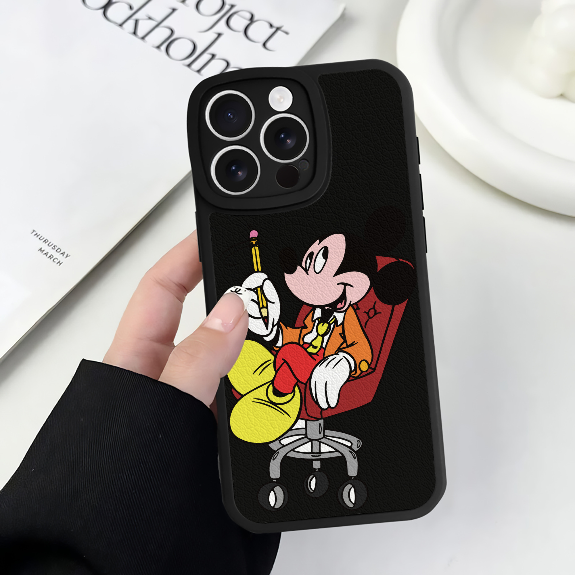 （画像用） ミッキーマウス Mickey Mouse 【iPhone 16シリーズ対応】シリコンスマホケース（レザー調） 材質：シリコン